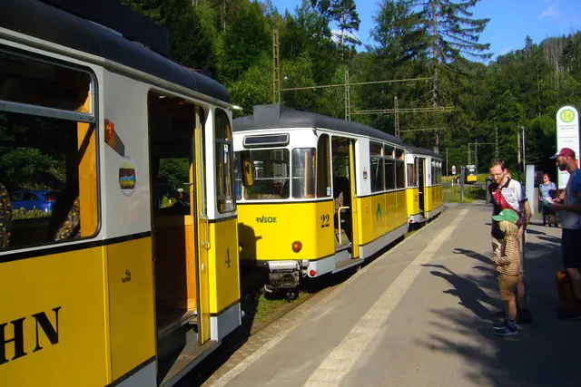 Mit der Tram zuckeln wir durch das Kirnitzschtal in gemütlichem Tempo zum Lichtenhainer Wasserfall hinauf.  | Foto: Kurt Wolter