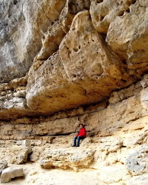 In der Nähe gibt es die Gautschgrotte, eine riesige überhängende Felswand. Da fühlt man sich ziemlich klein. | Foto: Kurt Wolter