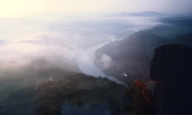 Auf dem Lilienstein warte ich auf den Sonnenaufgang. Nur langsam löst sich der Nebel auf, der die Elbe zunächst vollkommen verdeckt und versteckt hatte. Ein atemberaubendes Naturschauspiel zwischen Nacht und Tag. Der berühmte Maler der Romantik Caspar David Friedrich hat Ähnliches in einem wunderbaren Gemälde mit derselben Blickrichtung nach Böhmen festgehalten. (Foto von 1993) | Foto: Kurt Wolter