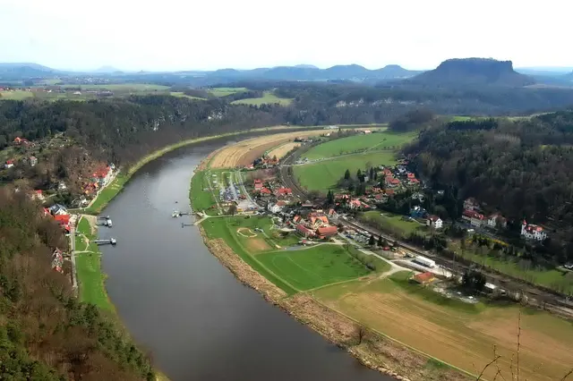 Unser nächstes Ziel ist der Lilienstein, nach rechts zum Bildrand. Mit der Strömungsfähre kann man ihn von Königstein erreichen. | Foto: Kurt Wolter