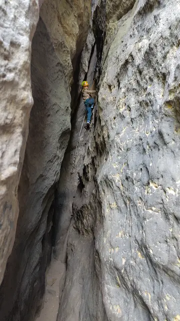 Es geht über Kletterstellen, mit oder ohne Leitern und Eisenklammern und durch eine enge, fast senkrechte Klamm. Leider ist die Strecke mit 100 Höhenmetern viel zu kurz, denn es macht viel Spaß. | Foto: Fabian Wolter