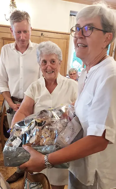 Überreichung von Geschenken beim gemeinsamen Abendessen | Foto: privat