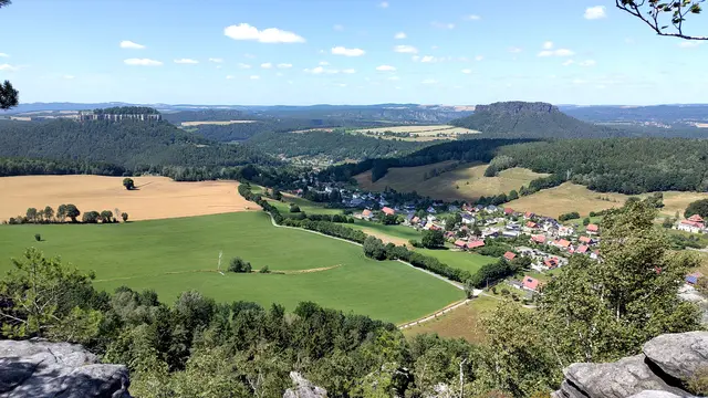 Der Blick vom Pfaffenstein, den durch seine starke Zerklüftung interessantesten Tafelberg, auf die Festung Königstein auf der linken Elbseite und den Lilienstein auf der rechten. | Foto: Kurt Wolter