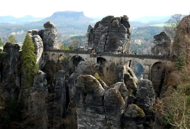 Von einer Felskuppe geht der Blick zur Basteibrücke hinüber. Ein großartiger Anblick! | Foto: Kurt Wolter