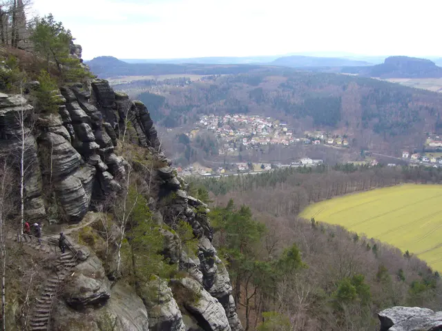 Von diesem Ort aus wandern wir zu den Schrammsteinen, wobei es, wie so oft in diesem Gebirge, unzählige Treppenstufen hinauf geht. | Foto: Kurt Wolter