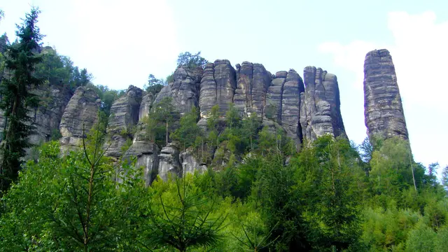 Von dort wandern wir zu den Affensteinen, die man über einen steilen Pfad oder einen spannenden Klettersteig erklimmen kann. | Foto: Kurt Wolter