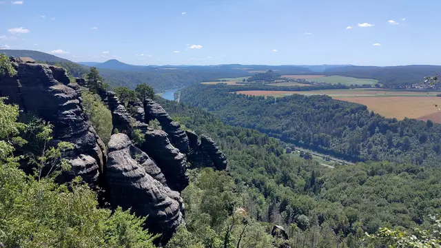 Weit hinten kommt die Elbe aus Böhmen herab, deren Berge den Hintergrund des Fotos bilden. Links der Rosenberg, der mit über 600 Metern zweithöchste Gipfel des Elbsandsteingebirges. | Foto: Fabian Wolter