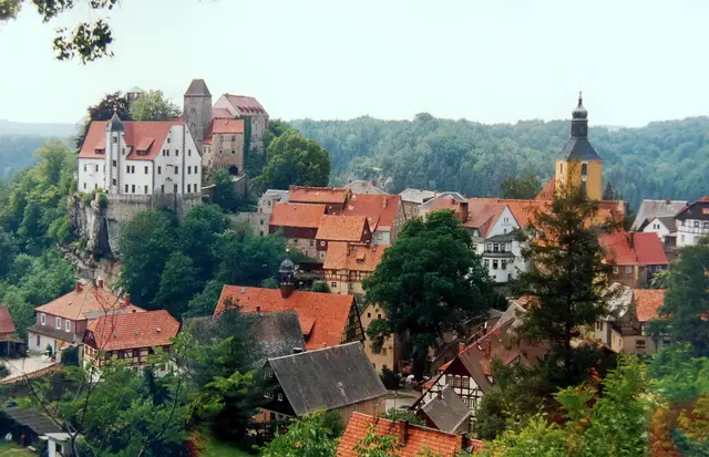 Am Polenztal erhebt sich die wehrhafte Burg Hohnstein über den gleichnamigen Ort. Auch das ist ein schönes Ziel.  | Foto: Christel Wolter