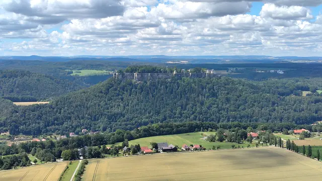 Und auch zur Festung Königstein mit ihren 40 Meter hohen Mauern hinüber.  | Foto: Markus Wolter