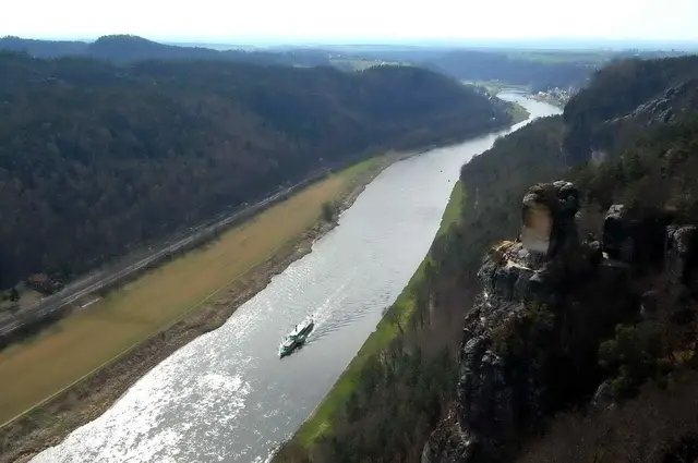 Tief unten schaufelt ein Raddampfer durch die Elbe. | Foto: Kurt Wolter