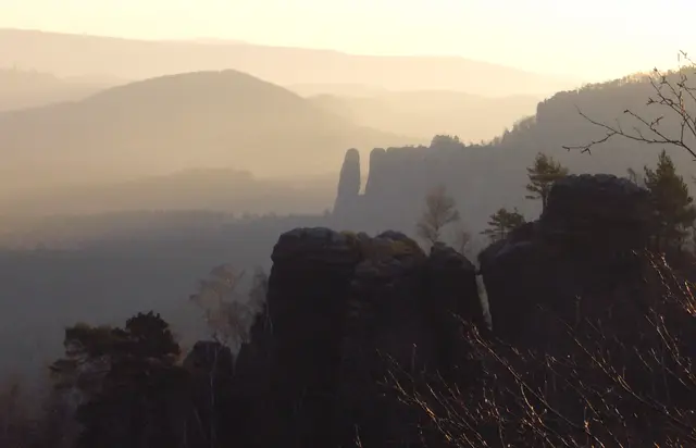 Noch vor Sonnenaufgang auf den Schrammsteinen. Gegenüber die Affensteine. | Foto: Kurt Wolter