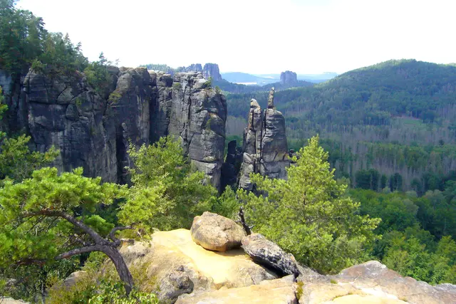 Auch zu den Schrammsteinen hinüber, auf denen wir Tags zuvor waren. Nach rechts hinten der Falkenstein. | Foto: Kurt Wolter