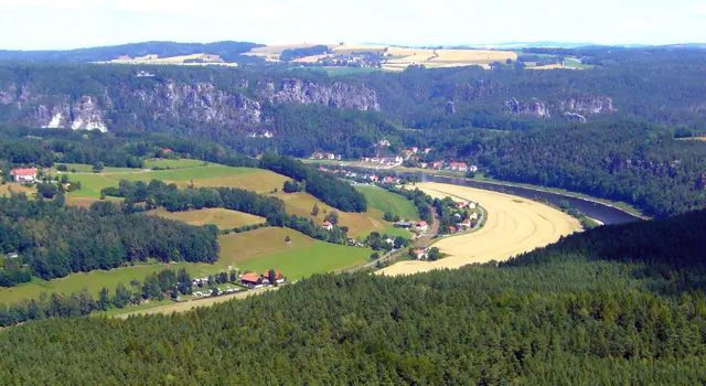 Der Blick geht hinüber zu den vielen Felsen der Bastei. Sie sollen unser Ziel sein. | Foto: Kurt Wolter