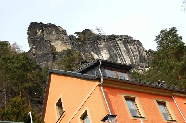 Der Besitzer dieses Hauses erzählte uns, dass die Felsen direkt neben und über sein Grundstück heruntergepoltert und in die Elbe gestürzt sind. Glück gehabt! | Foto: Kurt Wolter