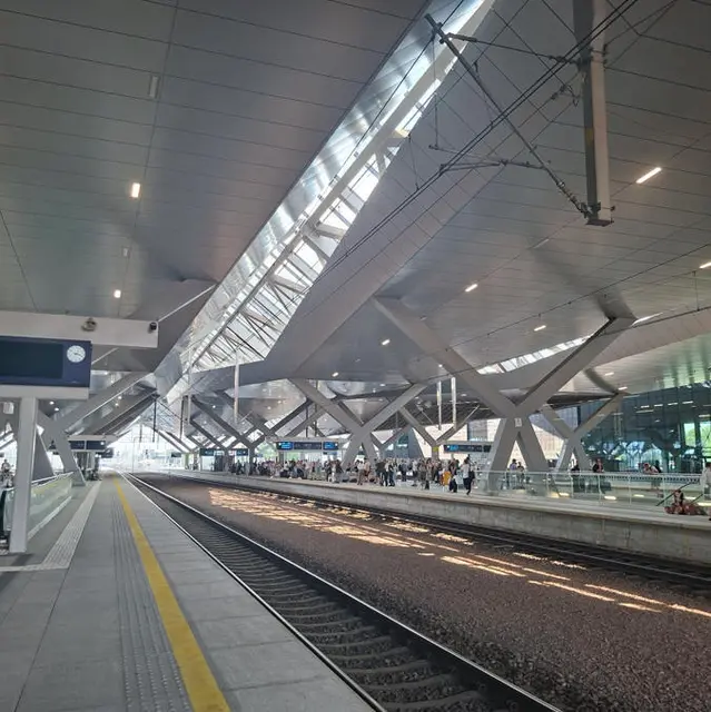 Foto: Höchste Eisenbahn - Warszawa Zachodnia - Beeindruckende Architektur – und nichts liegt herum, auch nicht auf den Gleisen