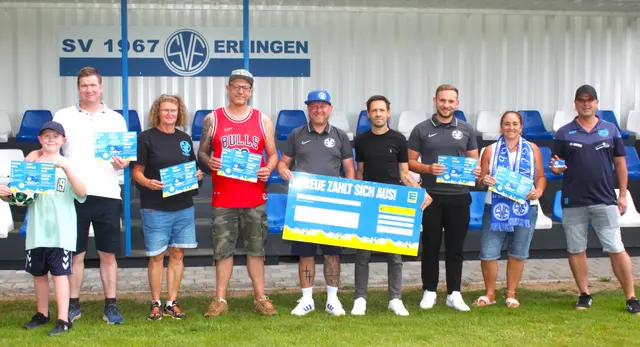 Zufriedene Gesichter der Erlinger Sportvereinsführung und der Verantwortlichen von EDEKA Stoll bei der Kooperation des Vereins mit dem EDEKA-Geschäft auf dem Erlinger Sportgelände vor der neuen Zuschauertribüne. | Foto: Peter Heider