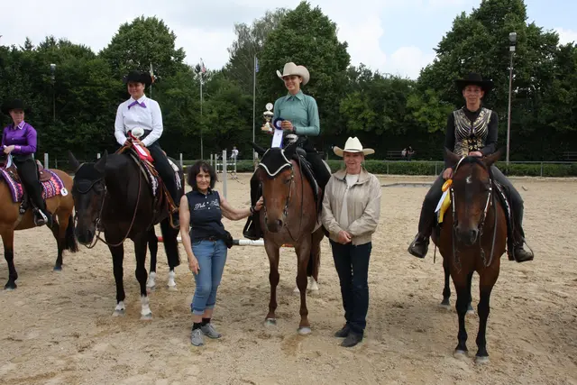 Siegerehrung
vorne Hildegard Steiner und Elke Riebler | Foto: Reitverein Thierhaupten