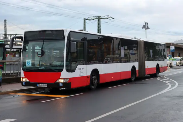 StePo-Bus am Bahnhof auf dem Weg zum Schloss