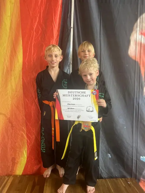 hinten links: Florens Hördegen (8 Jahre)
vorne: Niklas Morykin 
hinten rechts: Anton Luber (9 Jahre)