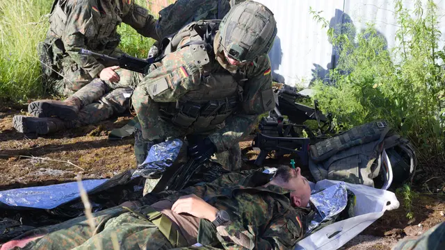 Bei der Sanitätsausbildung müssen die Soldatinnen und Soldaten trotz Stress und körperlicher Anstrengung die Ruhe bewahren und richtig Handeln. | Foto: ITBtl 292/Marcus