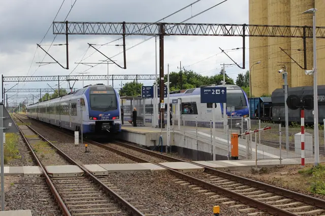 Foto: Höchste Eisenbahn - Warszawa Zachodnia - Beeindruckende Architektur – und nichts liegt herum, auch nicht auf den Gleisen