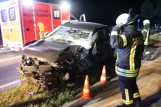 Schwer beschädigt steht der Unfallwagen am Straßenrand