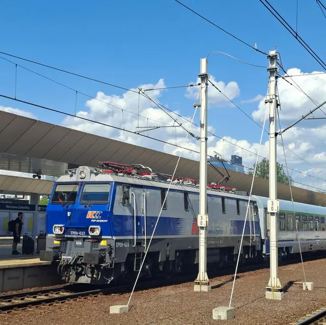 Foto: Höchste Eisenbahn - Warszawa Zachodnia - Beeindruckende Architektur – und nichts liegt herum, auch nicht auf den Gleisen