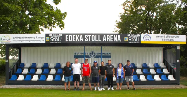 Freuten sich über die Realisierung einer Zuschauertribüne am westlichen Rand des Hauptspielfeldes am Erlinger Sportgelände (von links): Tatjana Wohletz, Alexander Lange, Manuel Putz, Vorsitzender Christian Bayer, Stefan Stoll, Labrik Makshana, Iris Rasch und Martin Hörmann. | Foto: Peter Heider