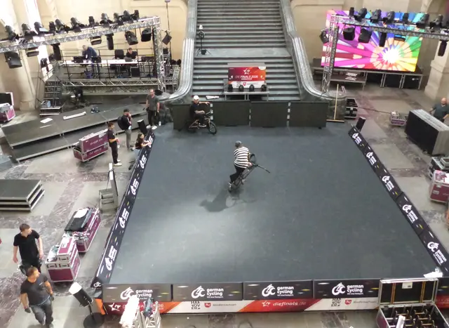 Vor dem Neuen Rathaus findet Basketball statt, dahinter Bogenschießen. Innen, hier bei der Probe, Breaking und BMX Flatland. Was ist das eigentlich? Aber egal, morgen geht´s weiter. | Foto: Kurt Wolter