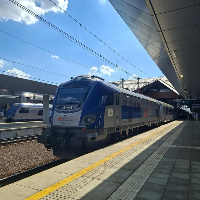 Foto: Höchste Eisenbahn - Warszawa Zachodnia - Beeindruckende Architektur – und nichts liegt herum, auch nicht auf den Gleisen