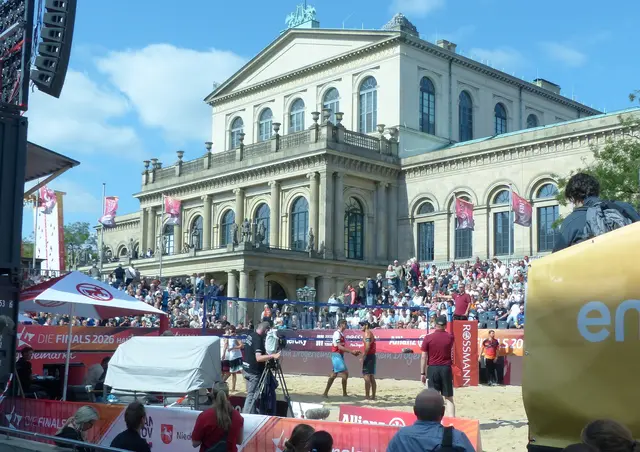 Auch Goethe, Beethofen, Schiller, Mozart und Co. gucken von der Balustrade zu. Sicherlich erstaunt, denn sie kannten weder Stabhochsprung noch Beach Volleyball.  | Foto: Kurt Wolter