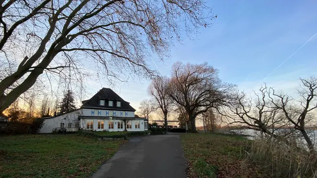 Gehobene Küche mit Rheinblick: Haus Mönchenwerth, Büderich | Foto: copyright Margot Klütsch