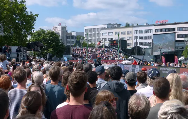 Auf dem Opernplatz war kein Platz mehr frei. Um an das sportliche Geschehen näher ranzukommen, musste man sich durch die Menge zwängen. | Foto: Kurt Wolter