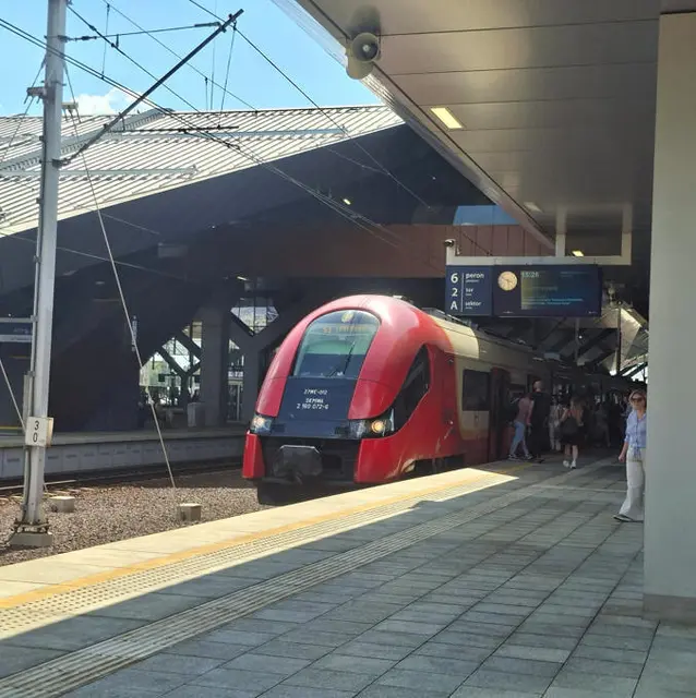 Foto: Höchste Eisenbahn - Warszawa Zachodnia - Beeindruckende Architektur – und nichts liegt herum, auch nicht auf den Gleisen