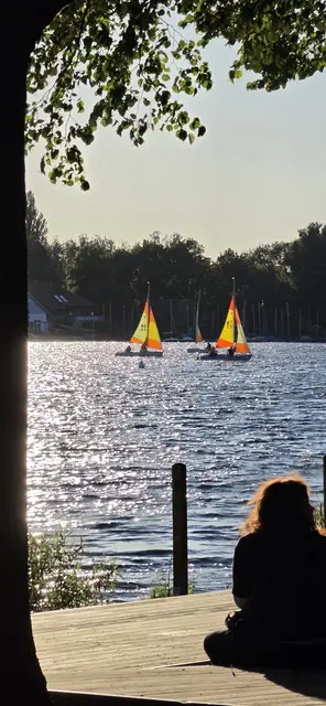 Segelboote auf dem Maschsee, Bewegung beim Segel setzen und paddeln auf dem Boot