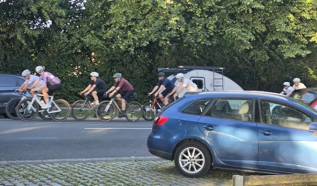 Große Gruppe Fahrradfahrer am Maschsee entlang, Bewegung beim Pedalen treten