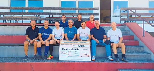 Große Freude beim Jubiläum: Das Benefizspiel der HWK Schwaben und der Donauwörther Mondspritzer brachte seit 2006 über 100.000 Euro ein. | Foto: Matthias Irsigler, HWK Schwaben