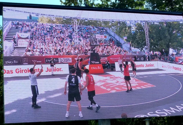 Und wer von außen keine gute Sicht hat, denn die Tribünen sind in der Regel voll, der kann sich, wie bei jeder Sportveranstaltung, alles auf einer Großbildwand angucken. | Foto: Kur Twolter