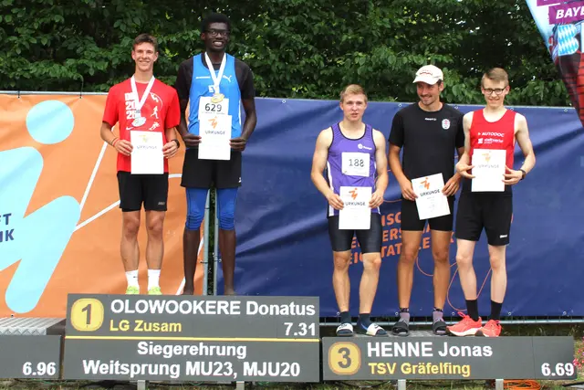 Siegerehrung im Weitsprung mit Donatus Olowookere