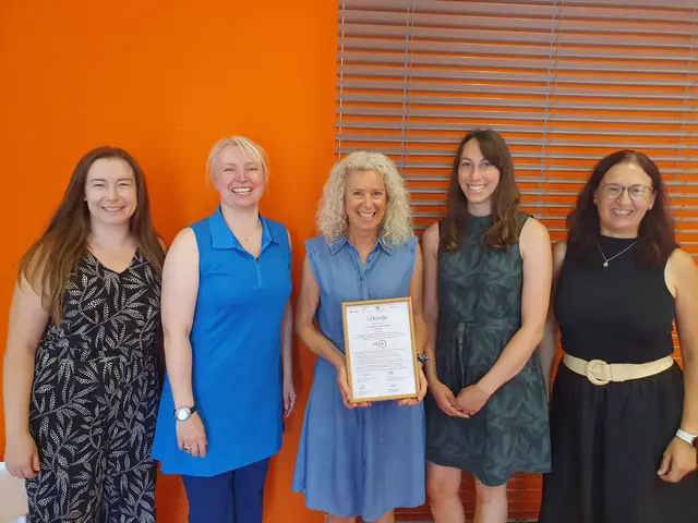 Von links: Olga Corona, Erzieherin Kita St. Elisabeth, Nicole Lohfink, kita.digital.coach, Margit Müller, Leitung Kita St. Elisabeth, Christina Kessel, Sachgebietsleiterin KJS, und Ute Lindermayr, Erzieherin Kita St. Elisabeth. | Foto: Stadt Gersthofen (Kita St. Elisabeth)