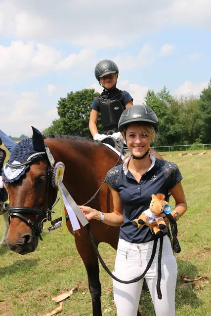 Leni Hufmeier mit Führerin Marina Paule | Foto: Reitverein