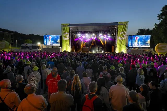 Für gute Stimmung sorgt am Abend wie gewohnt ein hochkarätig besetztes Popkonzert bei freiem Eintritt. In Königsbrunn gastiert dieses Mal Kamrad. (2025) | Foto: BR_Ralf Wilschews