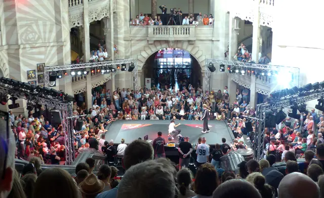 Dann wechseln wir nach drinnen. Dort finden wir eine ungewöhnliche Atmosphäre vor, die wir im Rathaus noch nie erlebt haben. | Foto: Kurt Wolter
