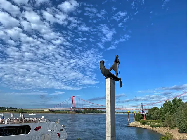 Emmerich: Fährmann (Dieter von Levetzkow) mit Blick auf die Rheinbrücke nach Kleve | Foto: copyright Margot Klütsch
