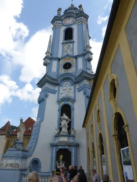 Die weiß-blaue Kirche Dürnstein, Wahrzeichen der Wachau 