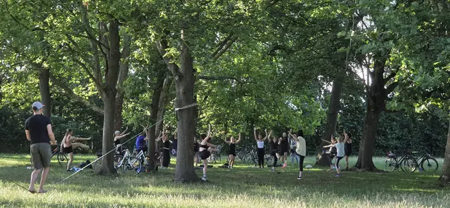 Sportliche Bewegung beim Sport im Park auf der Hoppenstedtwiese, Südstadt - Park