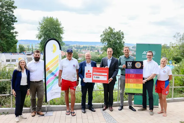 Bei der diesjährigen Schulschwimmwoche des Landkreises Augsburg üben über 1.200 Schülerin-nen und Schüler aus insgesamt elf Schulen intensiv ihre Schwimmfertigkeiten. Unterstützt wird die Schulschwimmwoche durch die AOK – Die Gesundheitskasse sowie die Sparkassenstiftung der Sparkasse Schwaben-Bodensee.
Von links: Birgit Riegel, Max Markmiller, Joachim Peter, Stv. Landrat Florian Mair, Daniel Gastl, Martin Birzele, Johannes Maier, Giulia Vasciarelli | Foto: Julia Pietsch