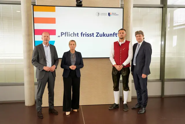 Sie warnen vor dem kommunalen Finanzkollaps (von links): Bezirkstagspräsident und Landrat Martin Sailer, Gersthofens Bürgermeisterin Susanne Olita, Maximilian Träger (Vorsitzende der SGL-Werkskapelle 1956) und Meitingens Bürgermeister Dr. Michael Higl. | Foto: Daniel Beiter
