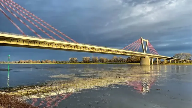 Flughafenbrücke Ilverich-Düsseldorf | Foto: copyright Margot Klütsch