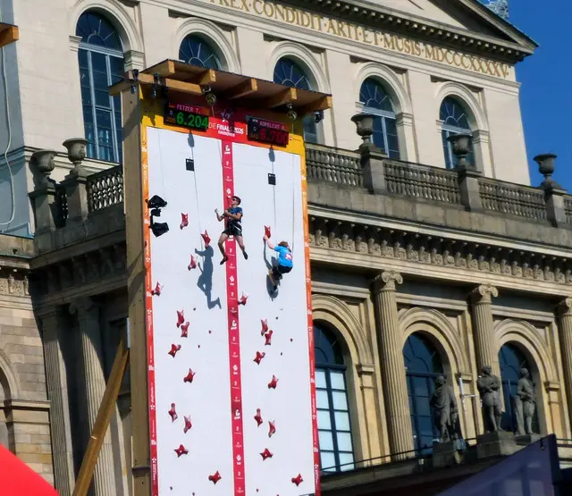Dabei sind die Athleten toperop gesichert, so dass sie sich, wenn sie oben den Buzzer betätigt haben, ins Seil fallen lassen können. Nach fast sechs Sekunden Sprint, kann man sich als Kletterer schon mal freuen. | Foto: Kurt Wolter